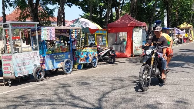 Pelaku Umkm Di Sebelah Barat Alun-Alun Trunojoyo.