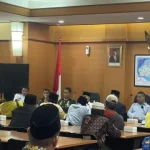 Plt Bupati Bangkalan Bersama Forkopimda Saat Menerima Warga Tanah Merah Laok Di Aula Pemkab Setempat.