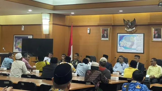 Plt Bupati Bangkalan Bersama Forkopimda Saat Menerima Warga Tanah Merah Laok Di Aula Pemkab Setempat.