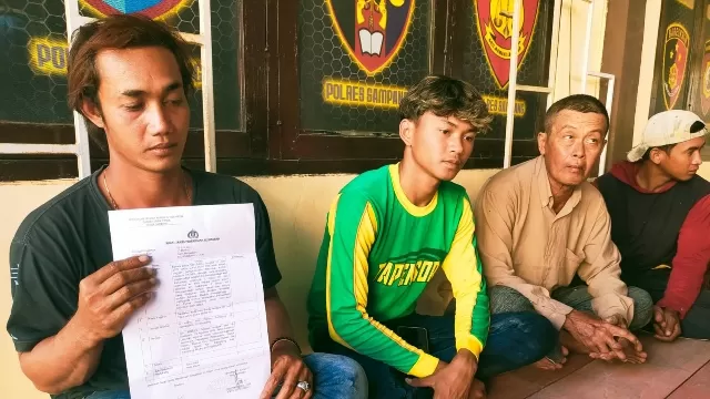 Korban Penganiayaan Saat Melapor Ke Polres Sampang.