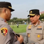 Kapolsek Banyuates Saat Meraih Penghargaan Dari Kapolda Jatim.