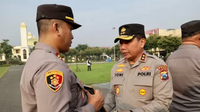 Kapolsek Banyuates Saat Meraih Penghargaan Dari Kapolda Jatim.