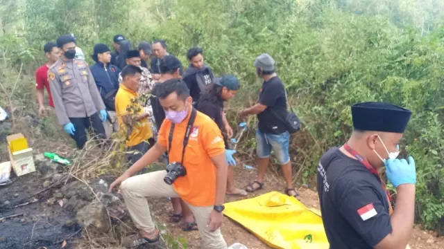 Penemuan Jasad Korban Di Lahan Kosong Atas Bukit Di Dusun Kembang Timur, Desa Ketapang Timur.