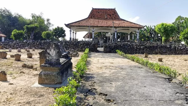 Makam Panji Laras Di Madegan, Kelurahan Polagan, Kabupaten Sampang