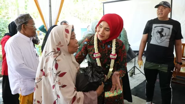 Ketua Tp Pkk Sampang, Hj. Mimin Slamet Junaidi Saat Berdialog Dengan Salah Satu Lansia.