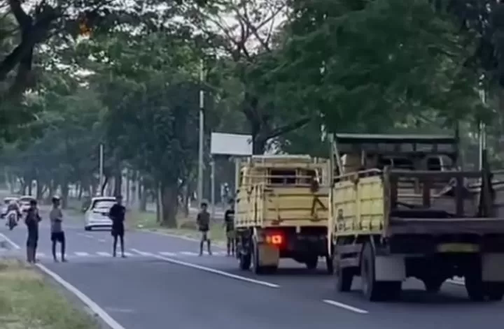 Tangkapan Layar Video Aksi Sekelompok Remaja Saat Menghadang Truk.