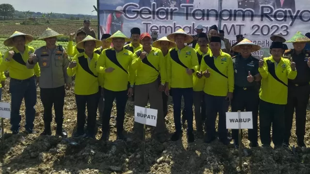 Foto Bersama Apti Sampang Usai Melakukan Tanam Raya Bersama Bupati Dan Wabup.