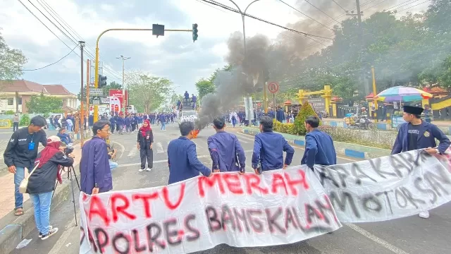 Bem Utm Saat Melakukan Aksi Unjuk Rasa Dan Sempat Memblokade Jalan Pertigaan Depan Mapolres Bangkalan.