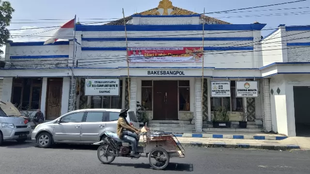 Kantor Badan Kesatuan Bangsa Dan Politik (Bakesbangpol) Kabupaten Sampang.