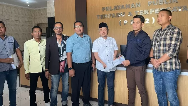 Direktur Bumd Pt Sumber Daya Kabupaten Bangkalan, Moch Fauzan Jakfar Saat Menyerahkan Berkas Laporan Kepada Kejaksaan Bangkalan.