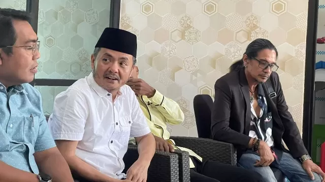 Direktur Bumd Pt Sumber Daya Kabupaten Bangkalan Moch Fauzan Jakfar Saat Menyerahkan Laporan Ke Kejaksaan Bangkalan.