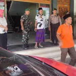 Eks Kades Tanah Merah Laok (Baju Putih) Dan Anggota Dprd Bangkalan Fru (Baju Orange) Saat Mendatangi Kantor Pemkab Bangkalan Beberapa Waktu Lalu.