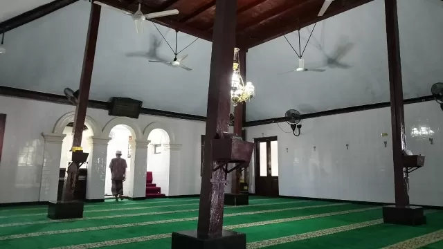 Suasana Di Dalam Masjid Madegan Kabupaten Sampang.