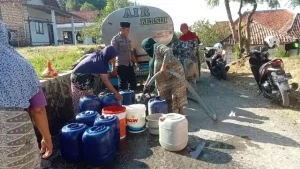 Masuki Musim Kemarau, Polisi RW Polres Sampang Bagikan Air Bersih ke Masyarakat