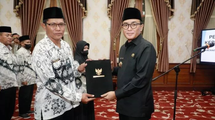 Bupati Pamekasan Baddrut Tamam Melantik Sebanyak 17 Kepala Sekolah Tingkat Sd Dan Smp Di Peringgitan Dalam Mandhapa Aghung Ronggosukowati, Kamis (22/6/2023).