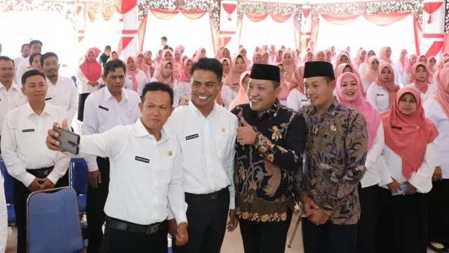 Bupati Dan Wabup Sampang Usai Menyerahkan Sk Pppk Guru. (Prokopim Pemkab Sampang For Taberita)