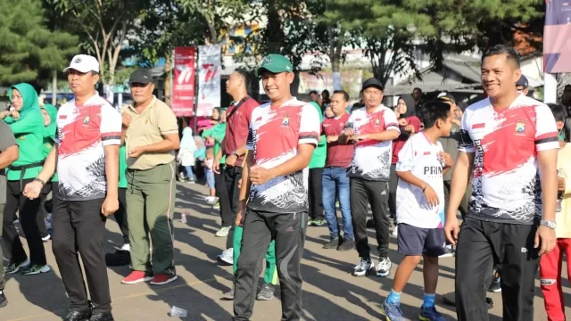 Wabup Sampang H Abdullah Hidayat Ketika Senam Bersama.