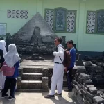 Pengunjung Saat Mengunjungi Makam Ratu Ibu Madegan.