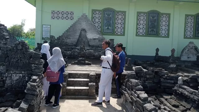 Pengunjung Saat Mengunjungi Makam Ratu Ibu Madegan.