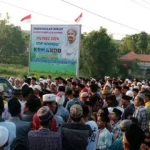 Warga Saat Berbondong-Bondong Membentangkan Baliho Habib Rizieq.