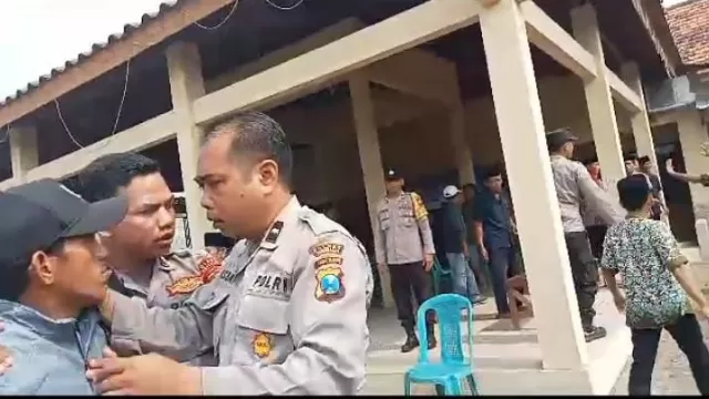 Suasana saat terjadi kericuhan di Balai Desa Langkap.