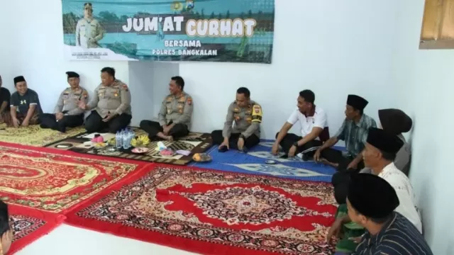 Jelang Hari Bhayangkara, Kapolres Bangkalan Gelar Jumat Curhat Dengan Warga Klampis