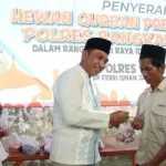 Kapolres Bangkalan Secara Simbolis Menyerahkan Daging Qurban Pada Warga.