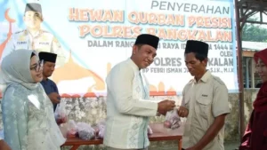 Kapolres Bangkalan Bagikan Paket Daging Kurban Pada Warga