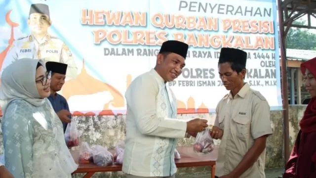 Kapolres Bangkalan Secara Simbolis Menyerahkan Daging Qurban Pada Warga.