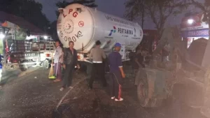 Supir Mengantuk, Pick Up Vs Mobil Tangki Pertamina Terlibat Laka Lantas Di Torjun Sampang