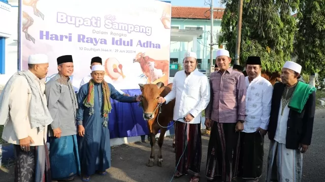 Penyerahan Hewan Kurban Kepada Takmir Masjid Agung