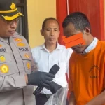 Tersangka S dihadirkan saat Konferensi Pers di Mapolres Bangkalan.