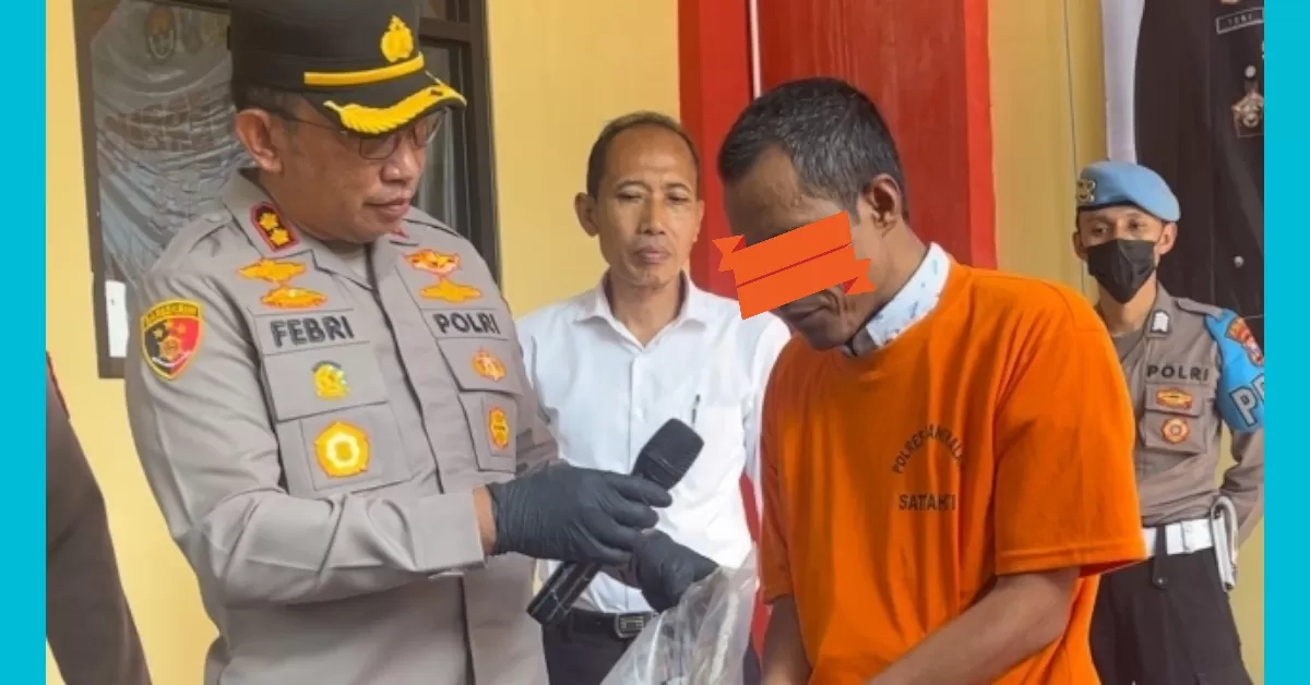 Tersangka S Dihadirkan Saat Konferensi Pers Di Mapolres Bangkalan.