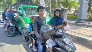 Kisah Musawir, Perantau Asal Sampang Pulang Kampung Bawa Oleh – Oleh Ayam Hidup