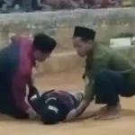 Monaki Pendekar Pencak Silat Saat Meninggal Dunia Memperagakan Pencak Silat Di Hadapan Muridnya.