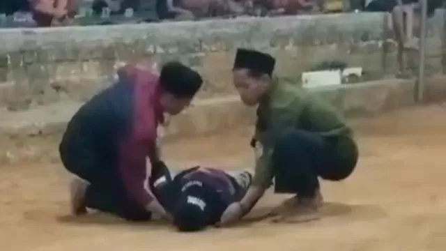 Monaki Pendekar Pencak Silat Saat Meninggal Dunia Memperagakan Pencak Silat Di Hadapan Muridnya.