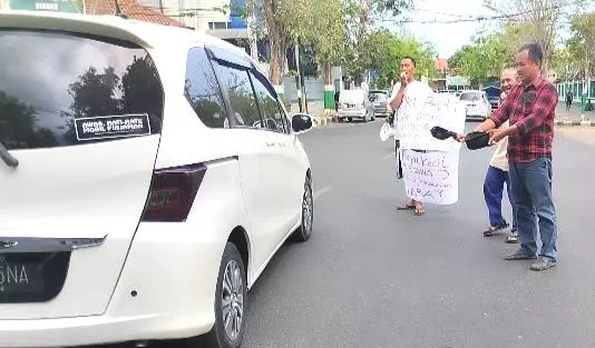 Aksi Galang Dana Di Perempatan Monumen Arek Lancor Yang Dilakukan Paguyuban Pkl.