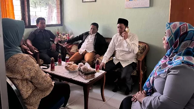 Anggota Komisi D Dprd Bangkalan Saat Melakukan Peninjauan Di Smpn 6 Bangkalan.