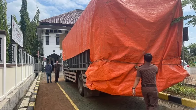 Barang Bukti Rokok Ilegal Terparkir Di Depan Kantor Kejaksaan Negeri Bangkalan.