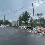 Tumpukan Sampah Meluber Ke Jalan.