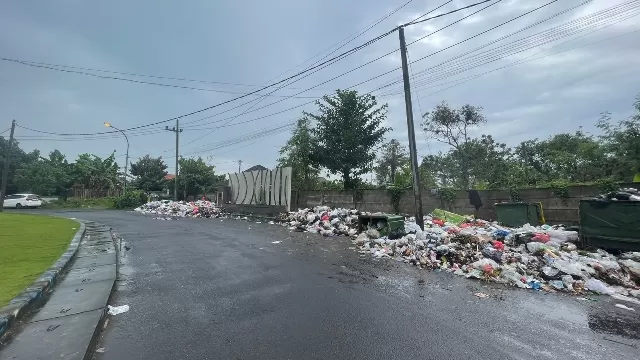 Tumpukan Sampah Meluber Ke Jalan.