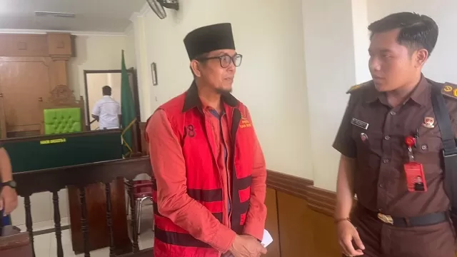 Terdakwa Saat Mengikuti Sidang Di Pn Bangkalan.