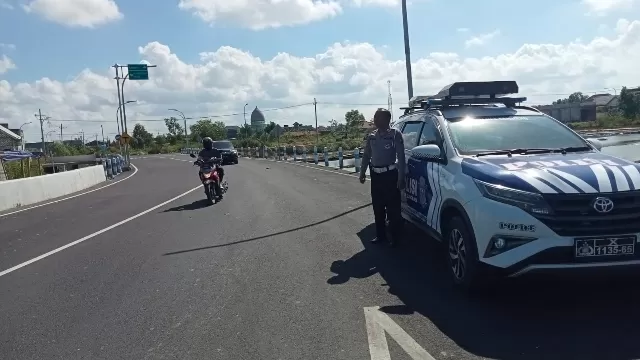 Petugas Satlantas Saat Melakukan Patroli Di Sekitar Jls.