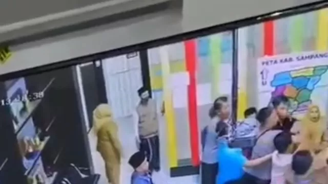 Rekaman Cctv Saat Terjadinya Pemukulan Terhadap Kepala Puskesmas Robatal.