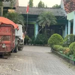 Truk Bermuatan Sampah Yang Terparkir Di Halaman Kantor Dlh Bangkalan.