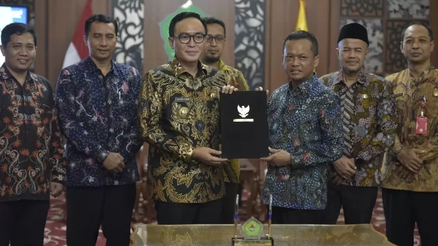 Rektor Utm Dr. Safi' Bersama Bupati Pamekasan Baddrut Tamam. (Dok. Humas Utm)