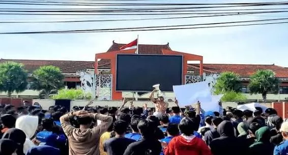 Demonstrasi Di Depan Kantor Bupati Sumenep.