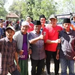 Puluhan Warga Saat Berfoto Dengan Bupati Sampang H. Slamet Junaidi Dengan Latar Belakang Mobil Offroad.