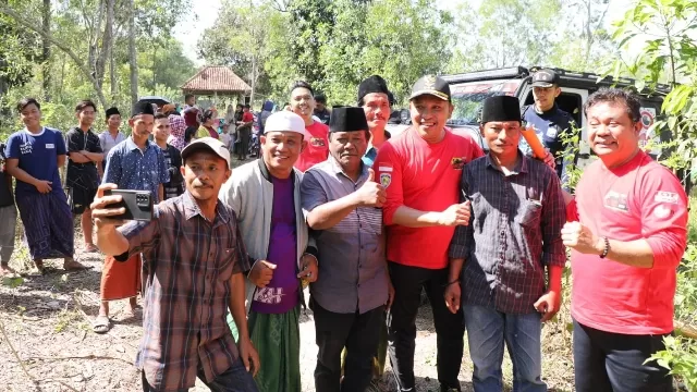 Puluhan Warga Saat Berfoto Dengan Bupati Sampang H. Slamet Junaidi Dengan Latar Belakang Mobil Offroad.