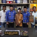 Kakek Mito Saat Bertemu Bupati Sampang Di Pendopo Usai Dibantu Operasi Katarak.